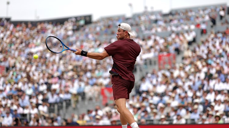 Jack Draper hitting a forehand in front of the packed out crowd at the HSBC Championships