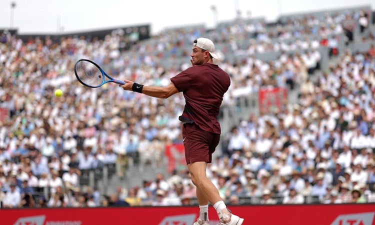 Jack Draper hitting a forehand in front of the packed out crowd at the HSBC Championships