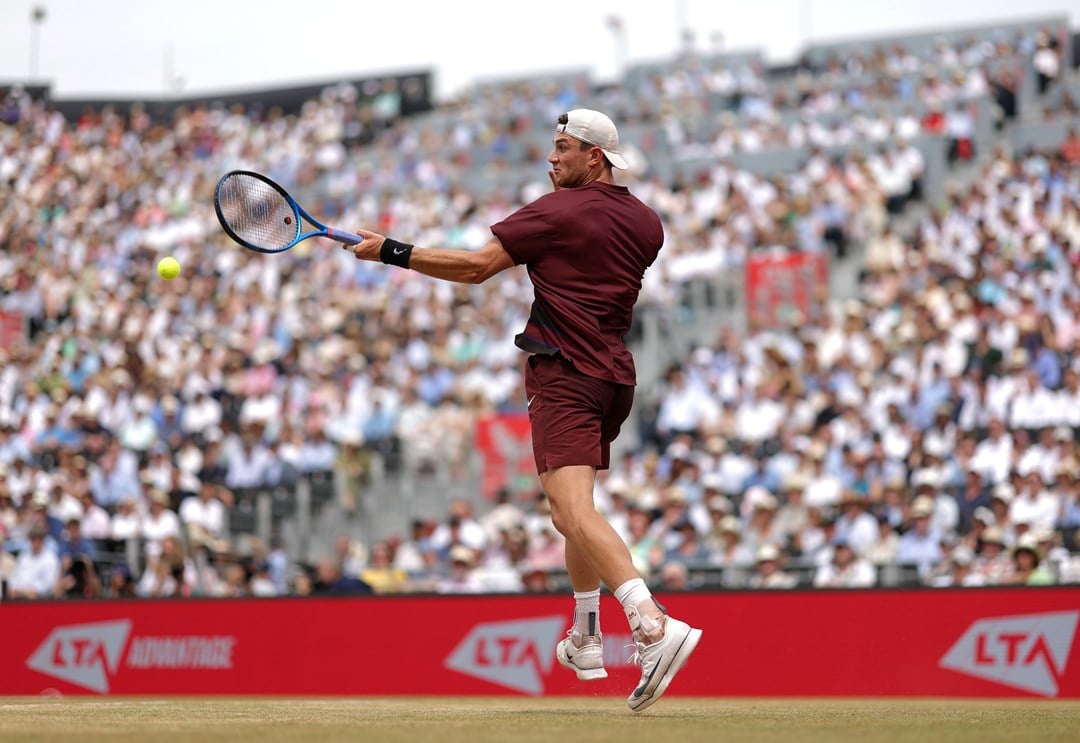 Jack Draper hitting a forehand in front of the packed out crowd at the HSBC Championships