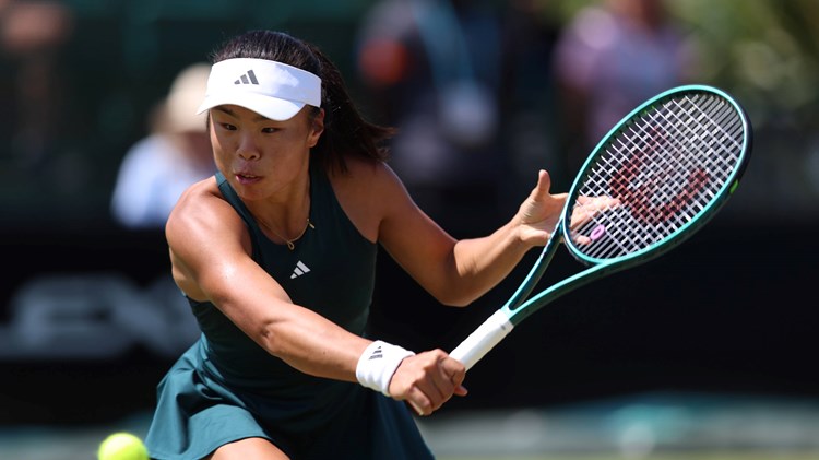 Mimi Xu hitting a backhand slice in the second round of the Lexus Nottingham Open