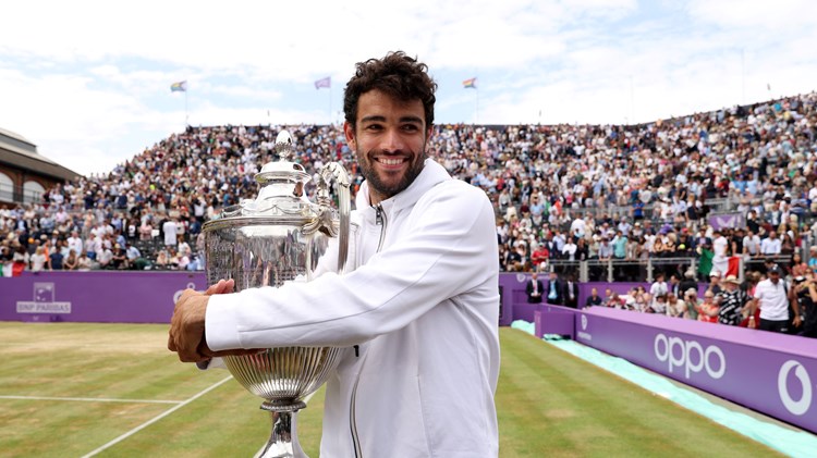 Matteo Berrettini with the 2022 cinch Championships title