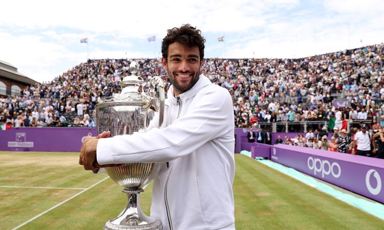 Matteo Berrettini with the 2022 cinch Championships title