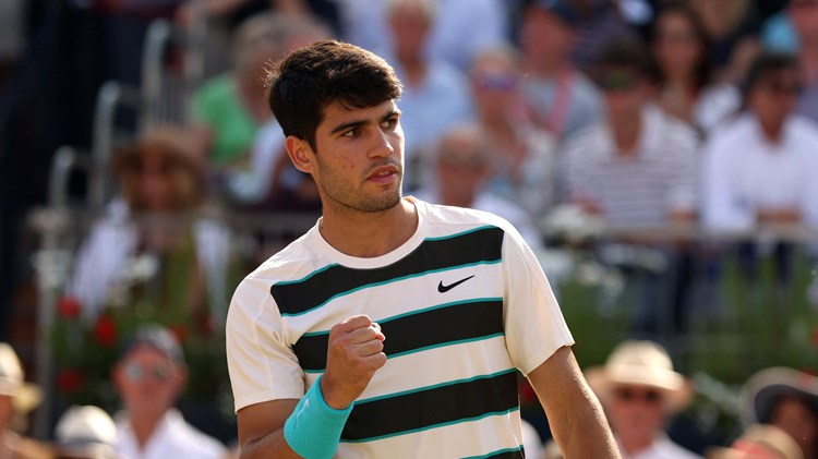 Carlos Alcaraz clenching his fist on court at the HSBC Championships