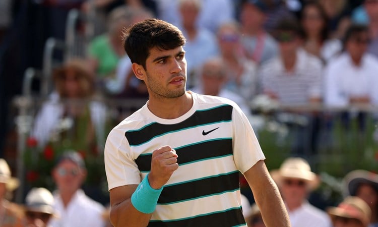 Carlos Alcaraz clenching his fist on court at the HSBC Championships