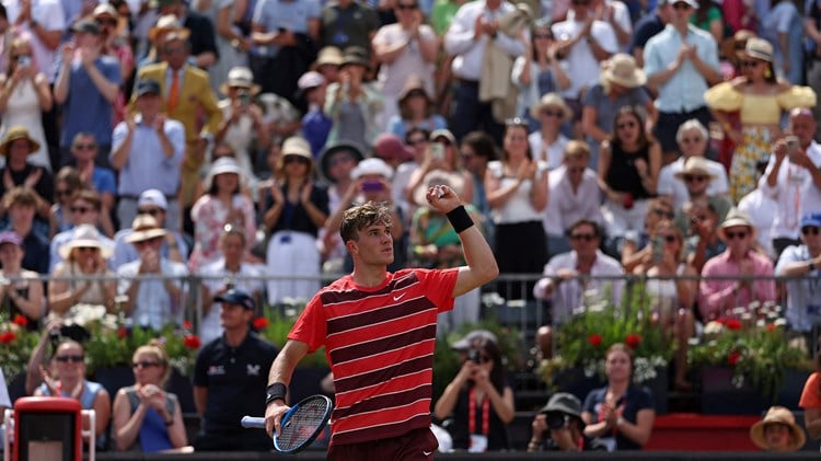 Jack Draper raises his fist in celebration in front of the crowd at the HSBC Championships