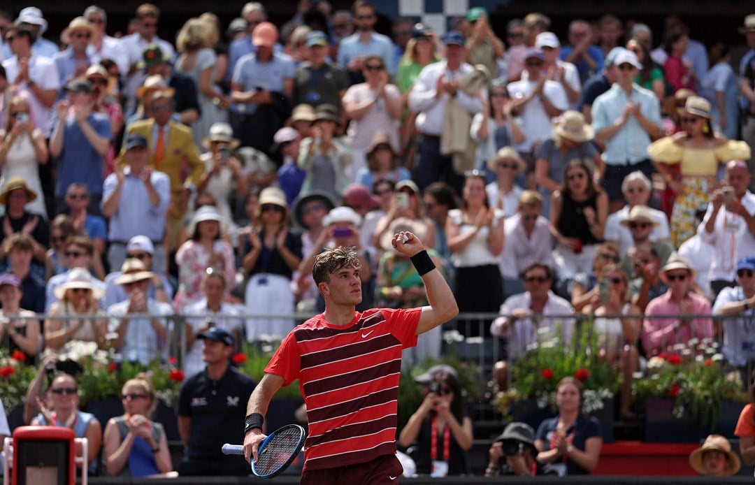 Jack Draper raises his fist in celebration in front of the crowd at the HSBC Championships