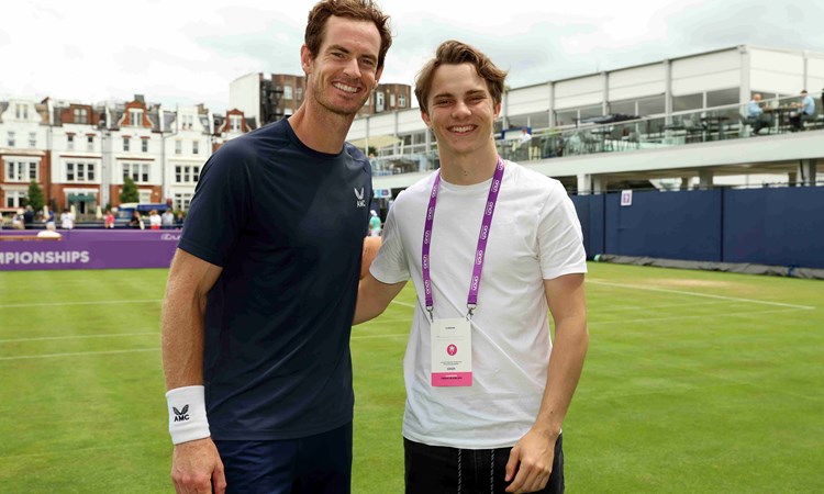 Andy Murray stood on a practice court at the cinch Championships alongside McLaren Racing driver Oscar Piastri