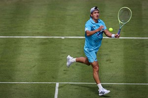 Ryan Peniston preparing to hit a forehand on centre court at the cinch Championships