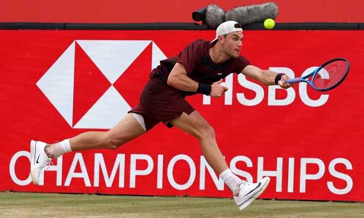 Jack Draper reaches for a forehand on the grass at the HSBC Championships