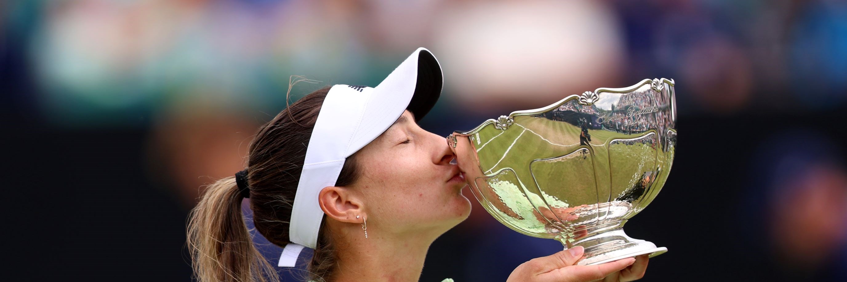 McCartney Kesslery kissing the Lexus Nottingham Open title