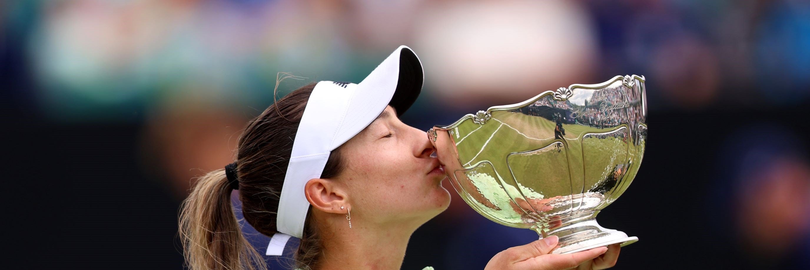 McCartney Kesslery kissing the Lexus Nottingham Open title