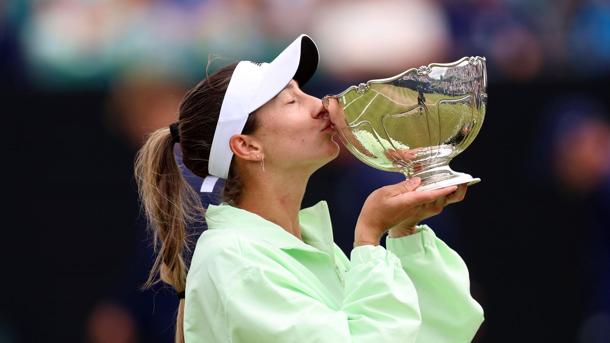 McCartney Kesslery kissing the Lexus Nottingham Open title
