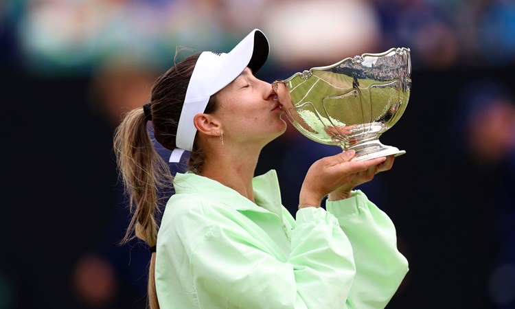 McCartney Kesslery kissing the Lexus Nottingham Open title