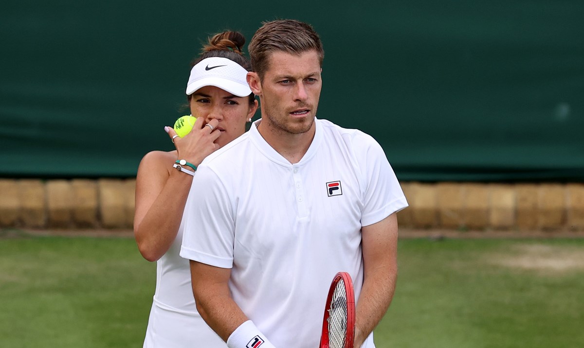 2022-Neal-Skupski-Desirae-Krawcyzk-Wimbledon-R1.jpg