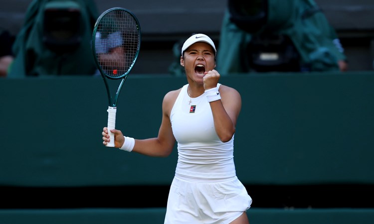 Emma Raducanu clenching her fist and roaring after winning a point at Wimbledon