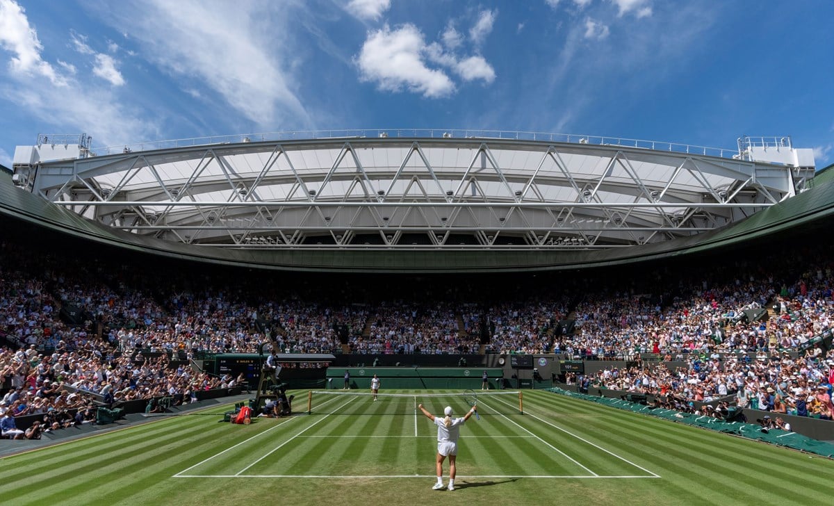 2025-Sonay-Kartal-Wimbledon-R3-crowd.jpg