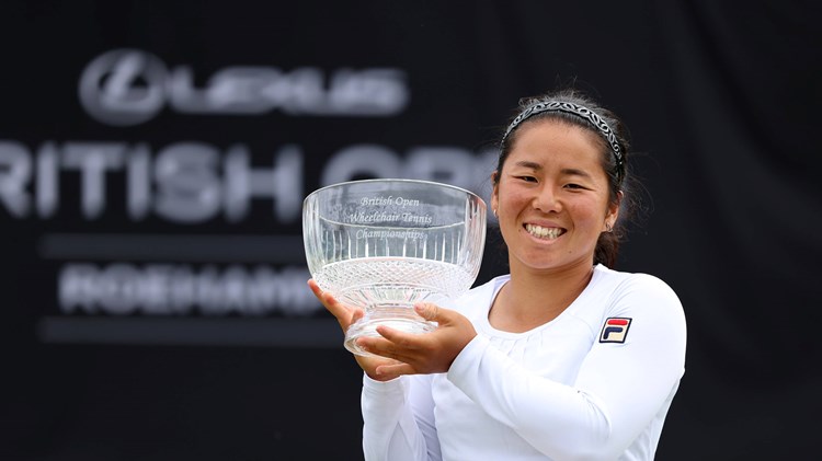 Yui Kamiji holding the British Open title