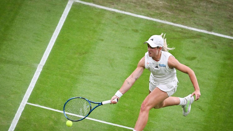Sonay Kartal reaches for a forehand on No.1 Court at Wimbledon
