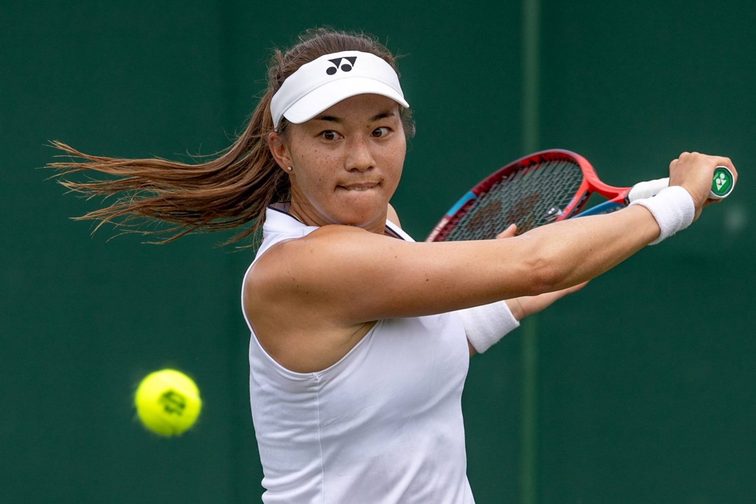 Lily Miyazaki about to hit a backhand at Wimbledon qualifiers