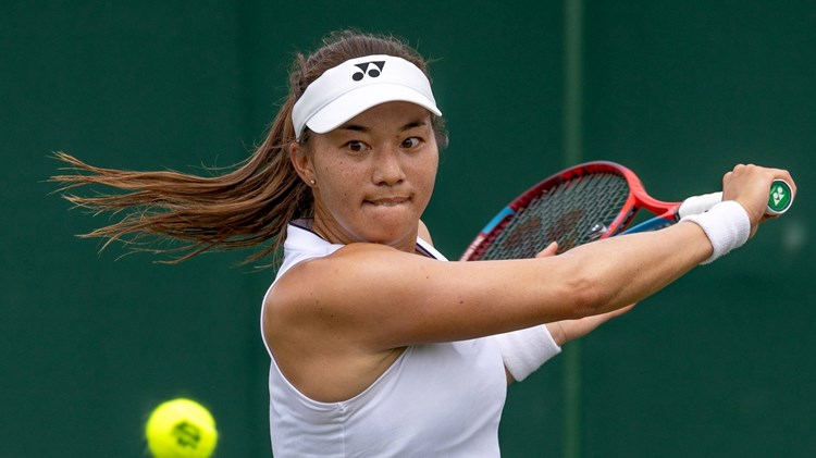 Lily Miyazaki about to hit a backhand at Wimbledon qualifiers