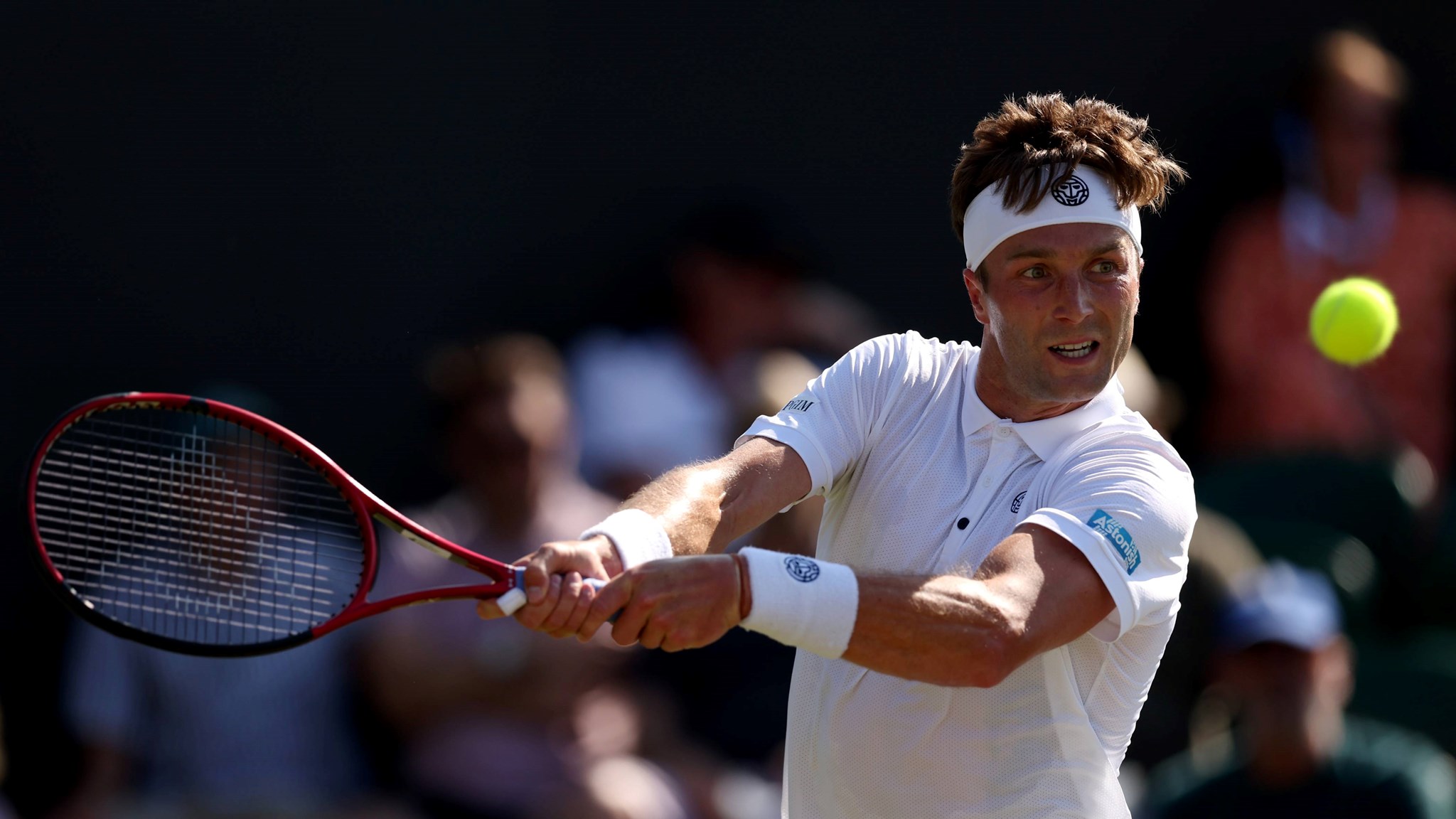 Liam Broady hits a backhand at Wimbledon 2023