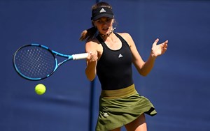 Hannah Read hits a forehand at the Junior Nationals