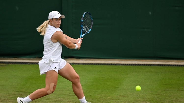 Sonay Kartal preparing to hit a backhand on court at Wimbledon