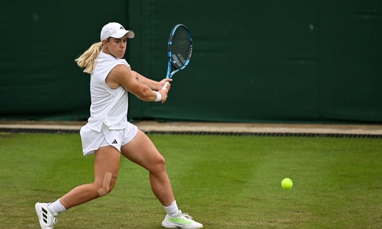 Sonay Kartal preparing to hit a backhand on court at Wimbledon