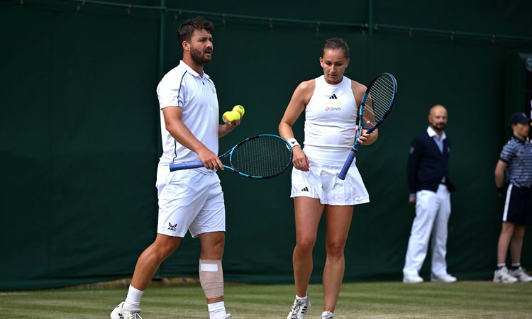 Jonny O'Mara and Olivia Nicholls on court in the Wimbledon mixed doubles semi-finals