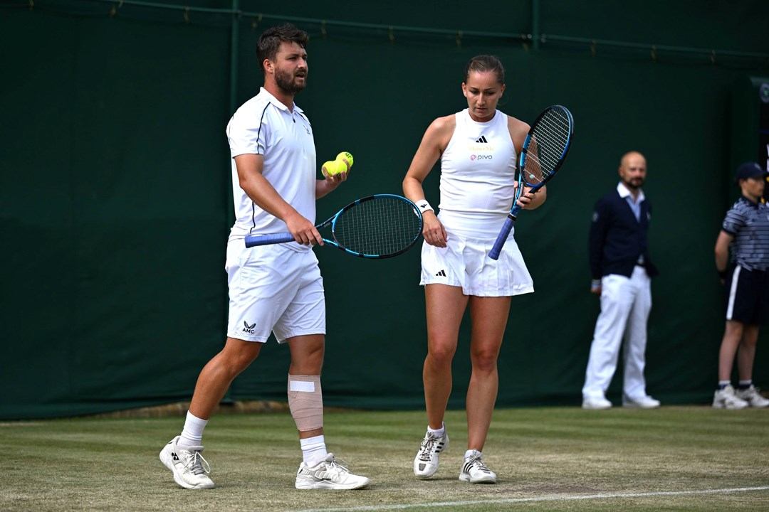 Jonny O'Mara and Olivia Nicholls on court in the Wimbledon mixed doubles semi-finals