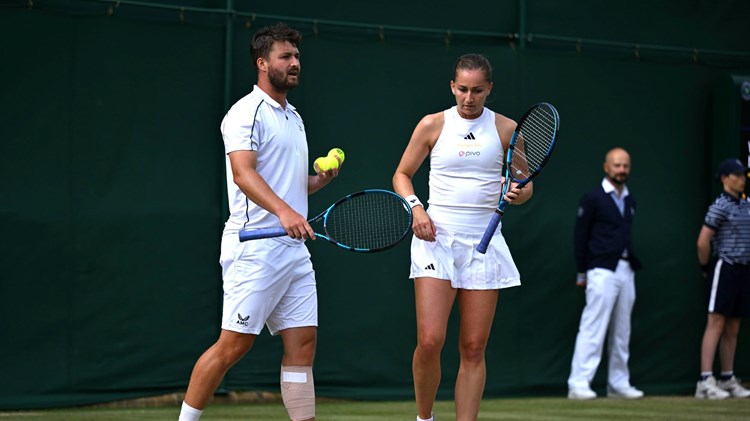 Jonny O'Mara and Olivia Nicholls on court in the Wimbledon mixed doubles semi-finals