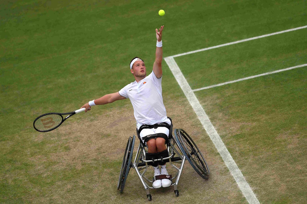 2022-Alfie-Hewett-Wimbledon-Serve.jpg