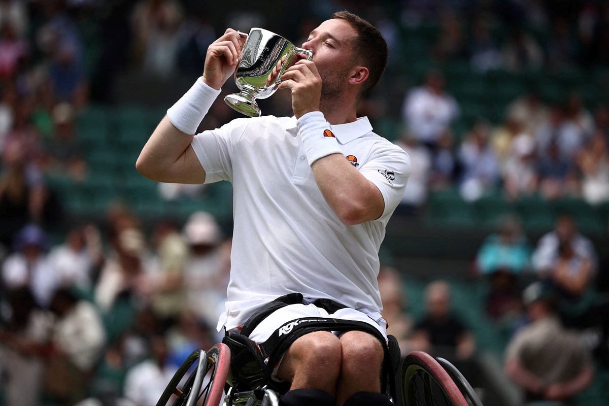 2024-Alfie-Hewett-Wimbledon-final-trophy-kiss.jpg