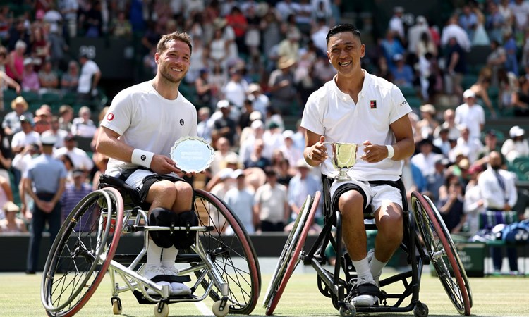 Alfie Hewett and Tokito Oda posing with trophies at Wimbledon