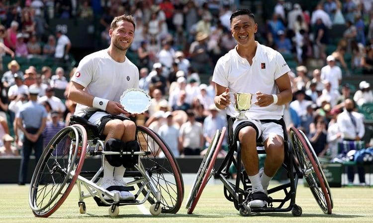 Alfie Hewett and Tokito Oda posing with trophies at Wimbledon