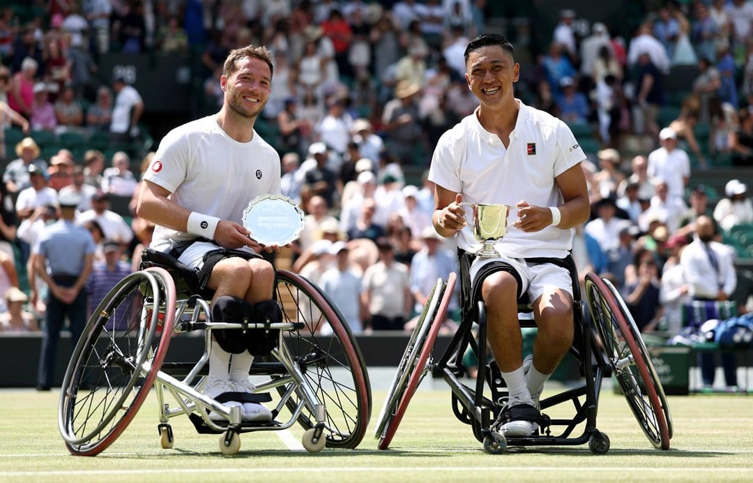 Alfie Hewett and Tokito Oda posing with trophies at Wimbledon