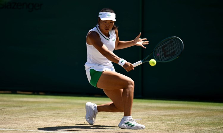 Mimi Xu hitting a backhand on the grass courts at Wimbledon