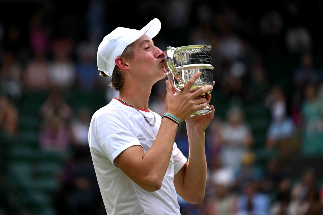 Henry Searle kissing his wimbledon juniors trophy