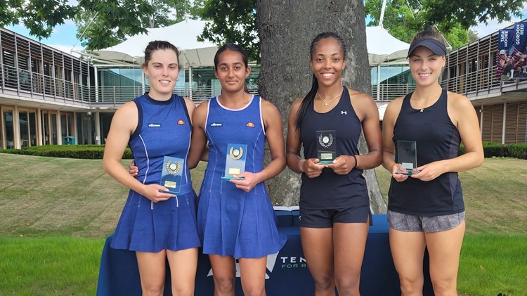 Naiktha Bains and Maia Lumsden with their W25 Roehampton trophies