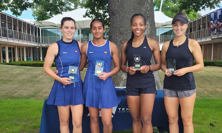 Naiktha Bains and Maia Lumsden with their W25 Roehampton trophies