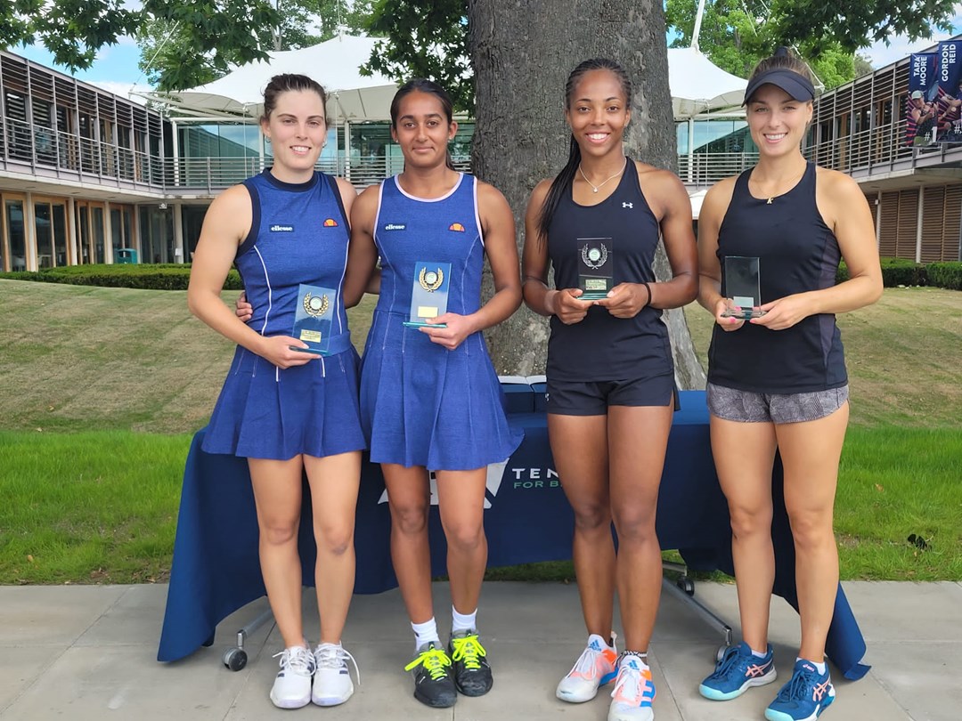 Naiktha Bains and Maia Lumsden with their W25 Roehampton trophies