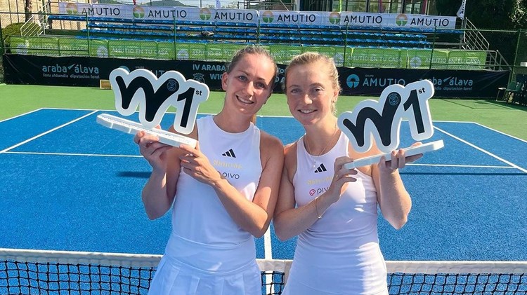 Olivia Nicholls and Alicia Barnett celebrate with their W100 doubles title in Spain