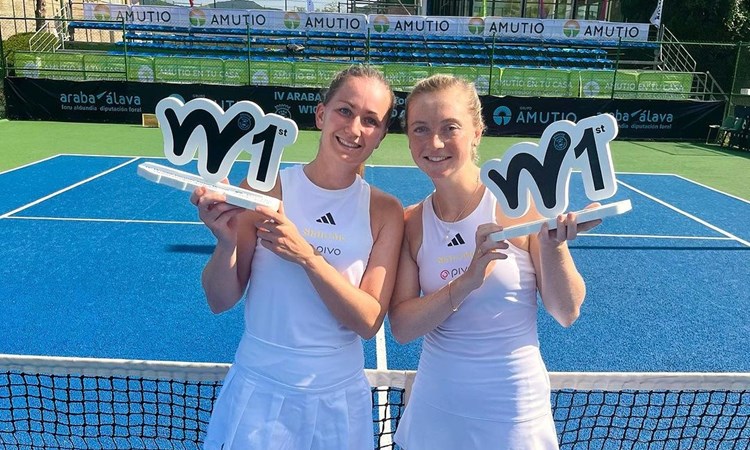Olivia Nicholls and Alicia Barnett celebrate with their W100 doubles title in Spain