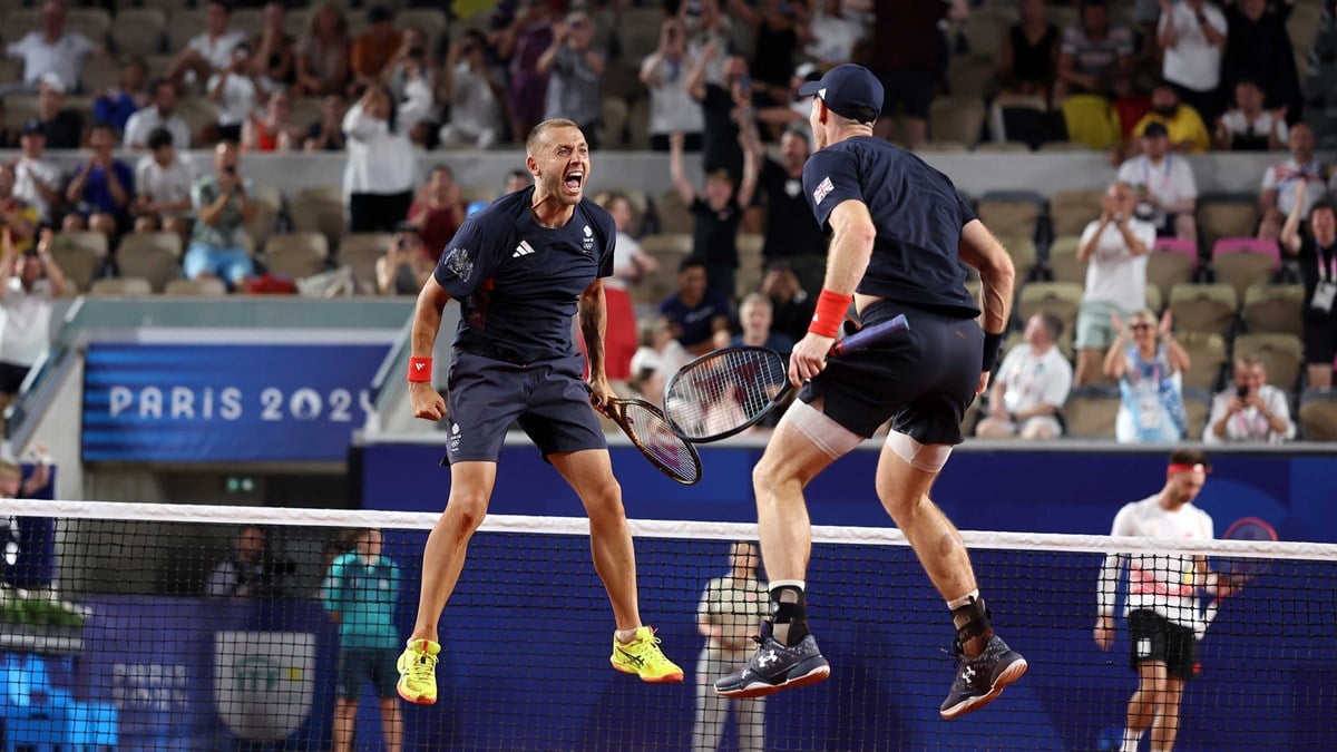 2024-Dan-Evans-Andy-Murray-Olympics-Jump.jpg