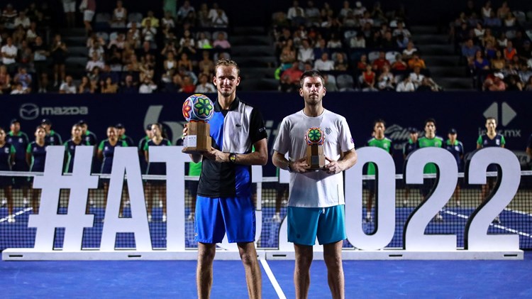 Daniil Medvedev and Cam Norrie with trophies at Los Cabos