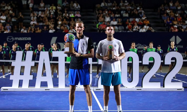 Daniil Medvedev and Cam Norrie with trophies at Los Cabos