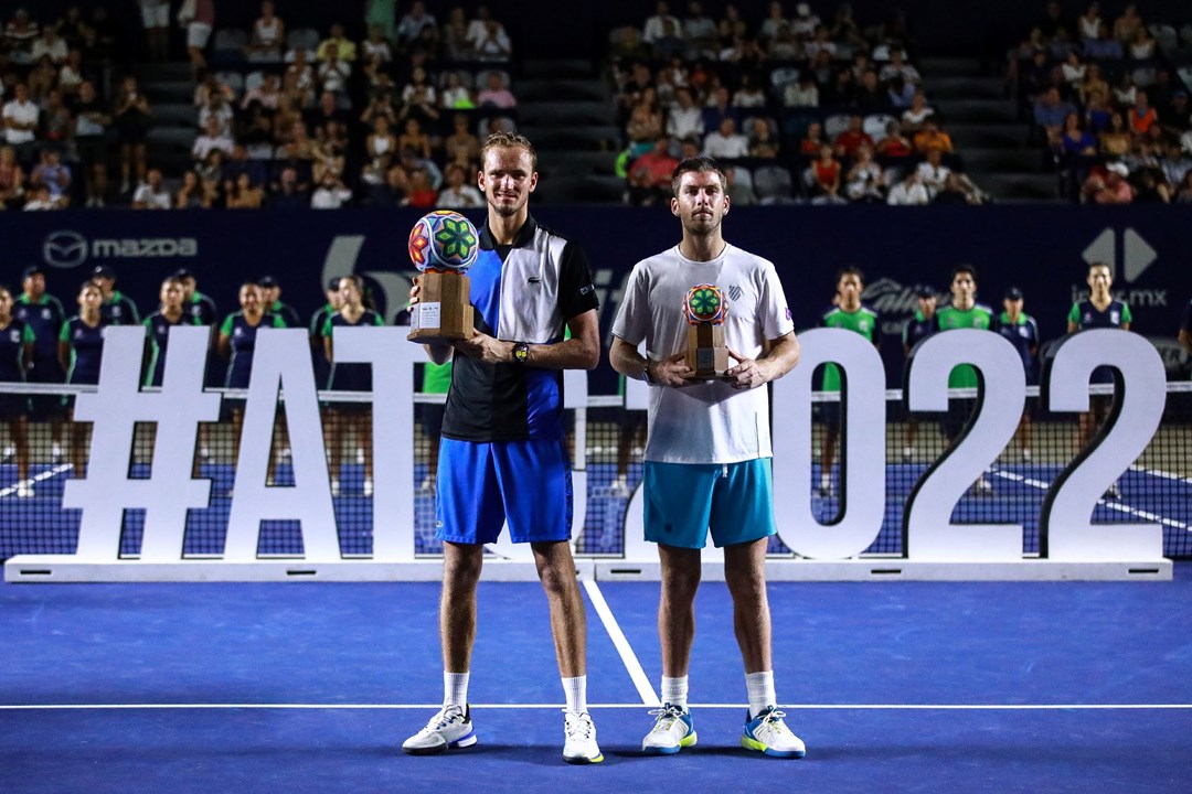 Daniil Medvedev and Cam Norrie with trophies at Los Cabos