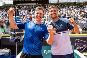 Lloyd Glasspool and Harri Heliovaara celebrate winning the title in Hamburg