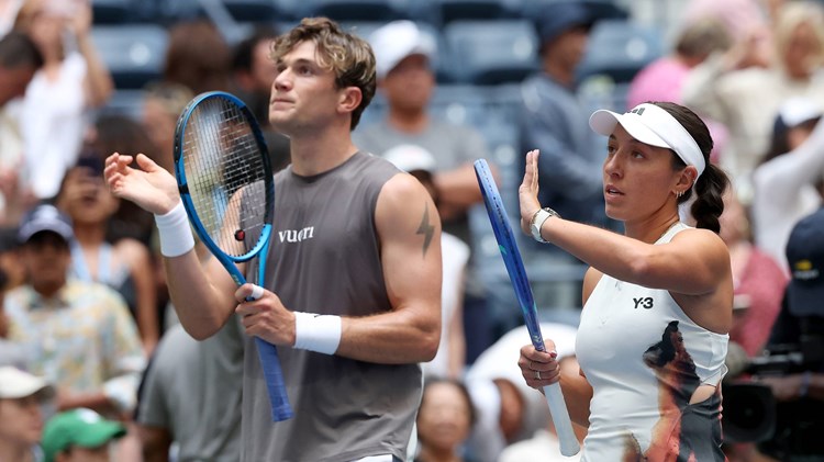 Jack Draper and Jessica Pegula clapping the crowd during the US Open mixed doubles