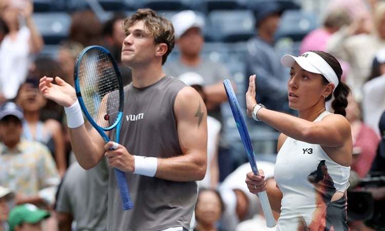 Jack Draper and Jessica Pegula clapping the crowd during the US Open mixed doubles
